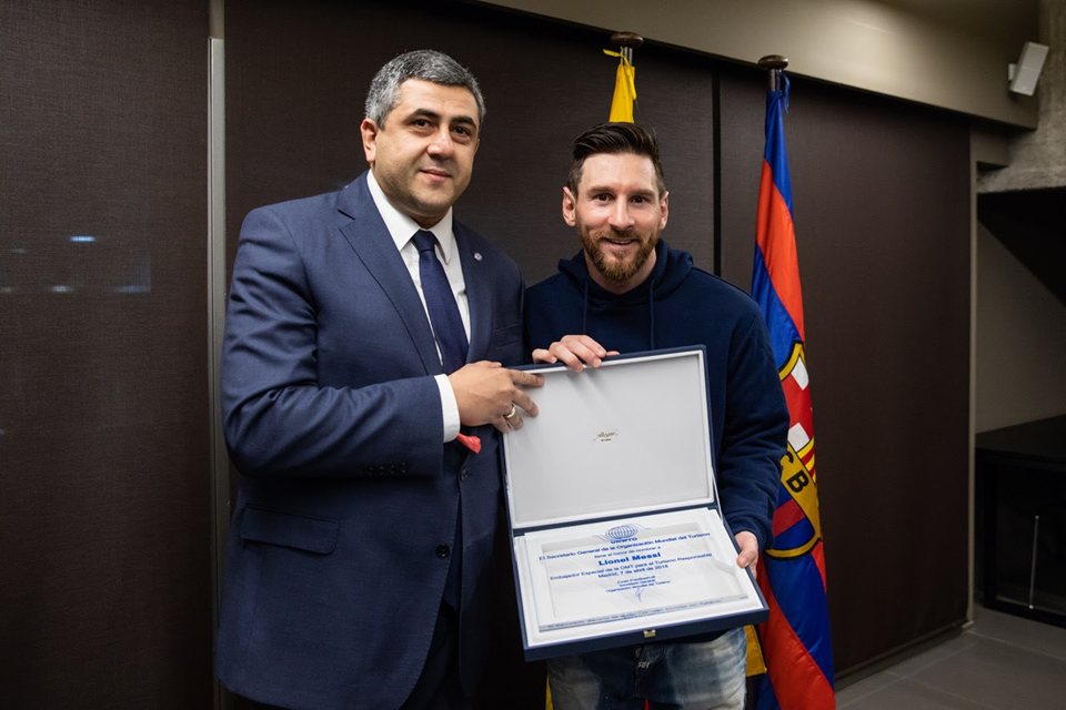  Tổng thư ký UNWTO Zurab Pololikashvili trao vai trò Đại sứ Du lịch có Trách nhiệm cho siêu sao Lionel Messi. Nguồn: UNWTO